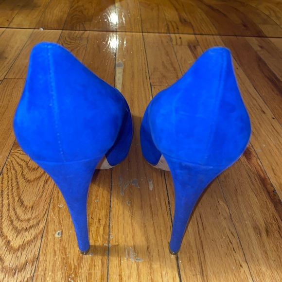 Mildly worn royal blue suede round toe pumps - Picture 5 of 6